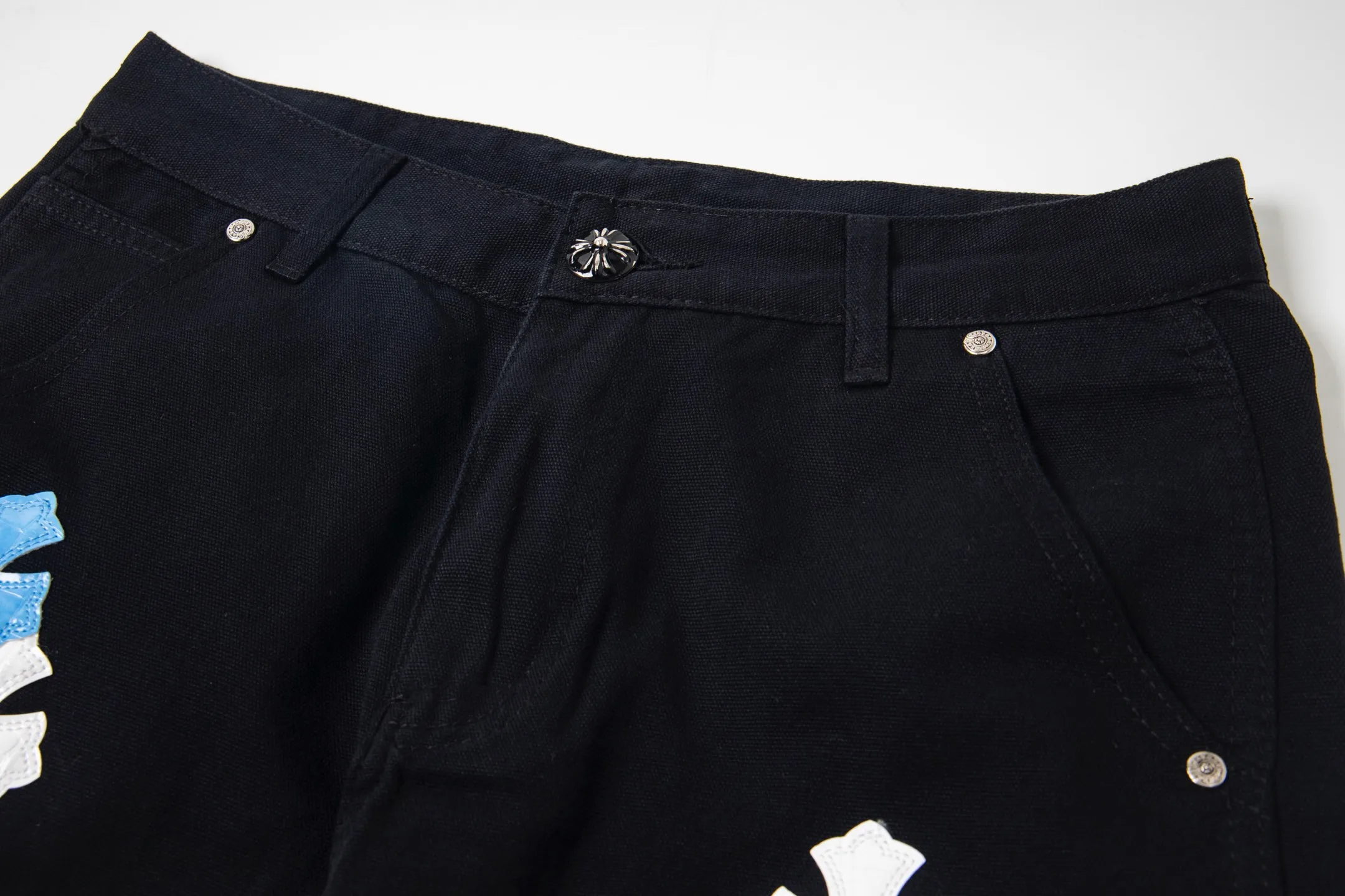 P290 💰 (Top version) Chrome Hearts/Chrome Hearts 25FW CH workwear logging large cross patchwork leather limited sale jeans Chrome Hearts' pants with the most popular colors are made of beaded canvas fabric, and heavy washing makes the upper body of the fabric more textured and the pants are tall and straight! The three-dimensional cutting of the whole trousers is a masterpiece! The hardware is customized by zp. The beaded canvas fabric is thick and soft after being washed. It has good breathability. Customized small leather label. Unique design. The details are simple and elegant, and the workmanship is exquisite. The whole trousers are neatly routed and the details are in place! It’s so cool that both men and women can easily control the genderless trend! Color: Black Size: 28-30-32-34-36 (corresponds to S-M-L-XL-XXL)